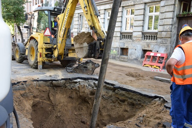 Pracownicy PWiK w poniedziałek 14 maja od samego rana pracują przy ul. Dąbrowskiego. To właśnie na tej ulicy dzień wcześniej doszło do poważnej awarii.W niedzielę 13 maja od godz. 16.30 mieszkańcy ul. Dąbrowskiego (od ul. 30-go Stycznia do ul. Krzywoustego) nie mieli wody. Jak poinformowali nas prawcownicy PWiK powodem awarii było pęknięcie rury.  Ważne! Droga na tym odcinku jest nieprzejezdna!Przeczytaj też:  Na Ulicy Dąbrowskiego w Gorzowie rozerwało asfalt. Mieszkańcy nie mają wody. Ulica jest zamknięta [ZDJĘCIA]