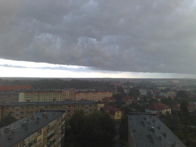 Pogoda nad morzem - Koszalin. Od strony Mielna nadciągnęła burza (zobacz zdjęcia internautów)