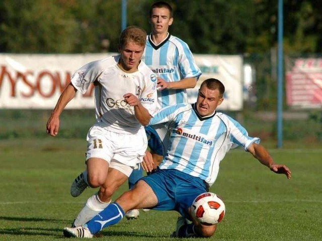 JKS Jarosław (biało-niebieskie koszulki) rozpoczął przygotowania do rundy rewanżowej IV ligi.