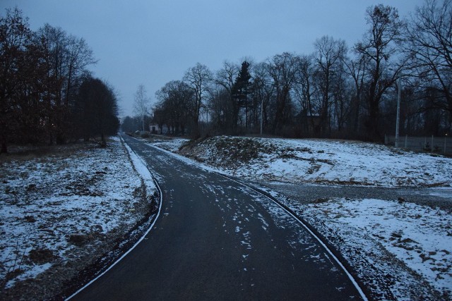 Pierwszy gotowy odcinek ścieżki rowerowej na dawnym torowisku w powiecie nowosolskim, styczeń 2019 r.