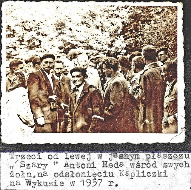 W weekend 12-14 września odbędą się opóźnione przez pandemię koronawirusa główne uroczystości na Wykusie, które upamiętniają żołnierzy Zgrupowań Partyzanckich AK „Ponury-Nurt”. Dziś prezentujemy niepublikowane dotąd zdjęcia z uroczystości sprzed wielu lat.Trzecie od lewej w jasnym płaszczu "Szary" Antoni Heda wśród swych żołnierzy  na odsłonięciu Kapliczki na Wykusie w 1957 roku.>>>WIĘCEJ ZDJĘĆ NA KOLEJNYCH SLAJDACH