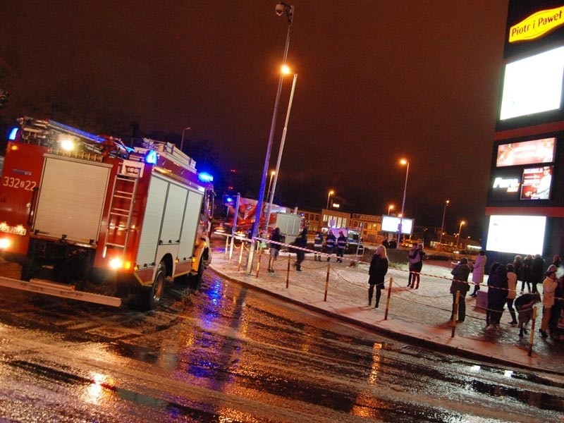 Policjanci i strażacy zamknęli w sobotę ulice wokół Kosmosu....