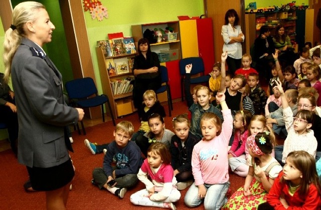 Kilkudziesięciu uczniów szkoły podstawowej nr 4 w Białymstoku przyszło na spotkanie z policjantami