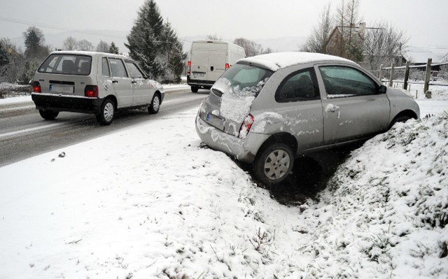Atak zimy w powiecie przemyskimPoranny atak zimy skutecznie utrudnil ruch na drogach powiatu przemyskiego.