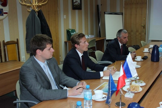 Wiceprezes Acronu Vladimir Kantor (w środku) w urzędzie gminy podkreślał, że Zakłady Chemiczne w grupie Azotów Tarnów szczególnie ich interesują.