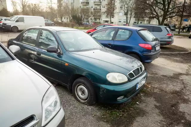 Od kilku lat na parkingu u zbiegu ulic Magnuszewskiej i Bohaterów Kragujewca stoi porzucony Lanos.