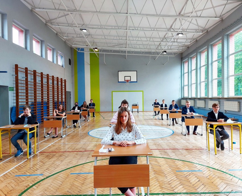 Egzamin ósmoklasisty z języka polskiego. Odwiedziliśmy szkołę podstawową w Chorzowie. Czego spodziewali się uczniowie na egzaminie?