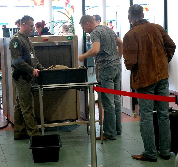 W żadnym z dokumentów dotyczących bezpieczeństwa nie ma mowy o konieczności zdejmowania butów na przejściu na lotnisku. Tylko w Polsce pasażerowie muszą ściągać obuwie.