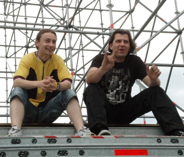 Ludzie z Fabryki Zespołów na woodstockowej scenie: Marcin Nejman (z lewej) i Marcin Kaczmarek