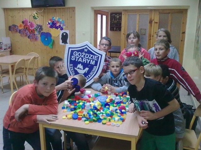 Uczniowie szkoły w Starym Goździe z wielkim zaangażowaniem uczestniczą w akcji.