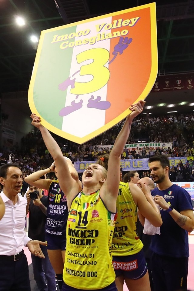 Z wygranej w finale Serie A siatkarek Joanna Wołosz cieszyła...