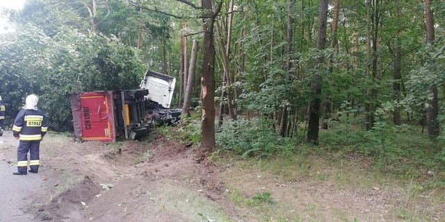 Dziś (14 sierpnia) wczesnym rankiem na drodze wojewódzkiej w Antoniewie (gmina Łabiszyn) doszło do wypadku.- Na miejscu druhowie zastali rozbite auto osobowe i przewróconą ciężarówkę w lesie. W wyniki tego zdarzenia poszkodowany został kierowca osobówki - relacjonują strażacy z OSP Łabiszyn.