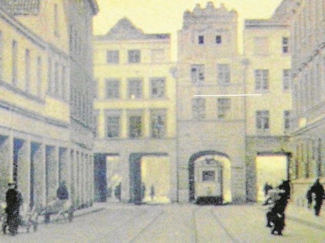 Toruńska Starówka w 1920 roku, Łuk Cezara i ulica Różana. Pierwszy tramwaj przejechał pod kamieniczką 24 września 1936 roku. Dziś pozostał tu tylko pamiątkowy fragment torów