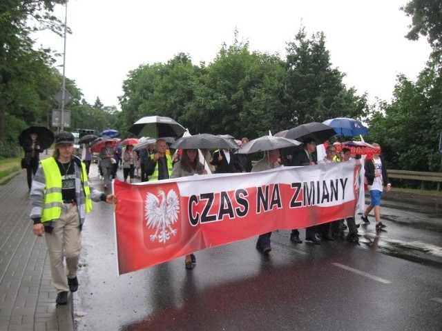 Maszerujący nieśli transparent "Czas na zmiany".