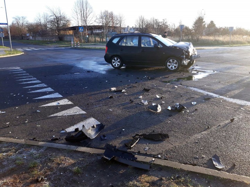 Wypadek w Stargardzie. Auta zderzyły się na skrzyżowaniu [ZDJĘCIA, WIDEO]