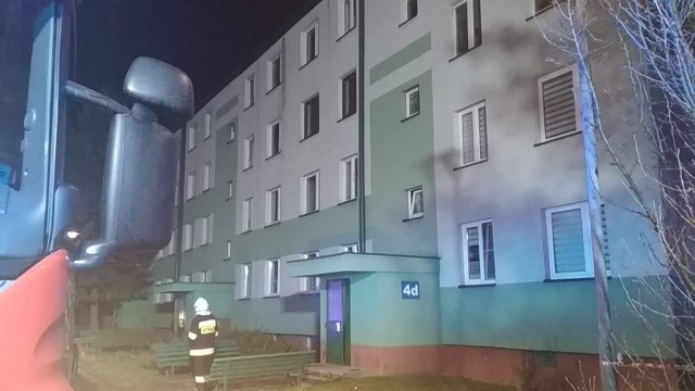 Ponad 100 osób ewakuowano w poniedziałek po godz. 21 z bloku mieszkalnego w Zarzeczu w powiecie przeworskim. To efekt alarmu bombowego.- Służby ratunkowe otrzymały informację, że w jednym z bloków znajduje się bomba. Na miejscu pracują pirotechnicy. Nasze działania polegały na zabezpieczeniu miejsca i ewakuacji mieszkańców.  Ewakuowano 32 mieszkania. Około 120 osób musiało opuścić blok. Poszukiwany jest rzekomy ładunek wybuchowy - powiedział kpt. Marcin Lachnik komendant strażaków w Przeworsku.Aktualizacja, wtorek godz. 8.47Alarm bombowy odwołano we wtorek o godz. 0.30. Bomby nie znaleziono.Zobacz także: W Przemyślu do Sądu Okręgowego trafiła przesyłka z podejrzaną substancją [ZDJĘCIA]Ewakuacja budynku PSL w Rzeszowie. Przyszła informacja o bombie!