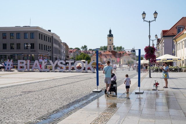 Nowe kurtyny wodne w Białymstoku już działają. Mieszkańcy pokochali bramki wodne