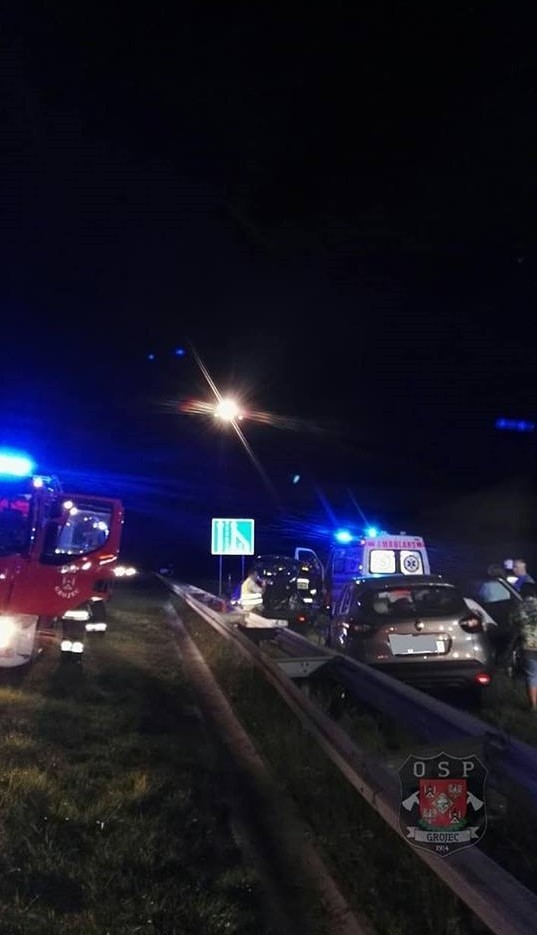 Nocny wypadek na autostradzie A4. Najbardziej poszkodowana osoba zabrana do szpitala helikopterem LPR