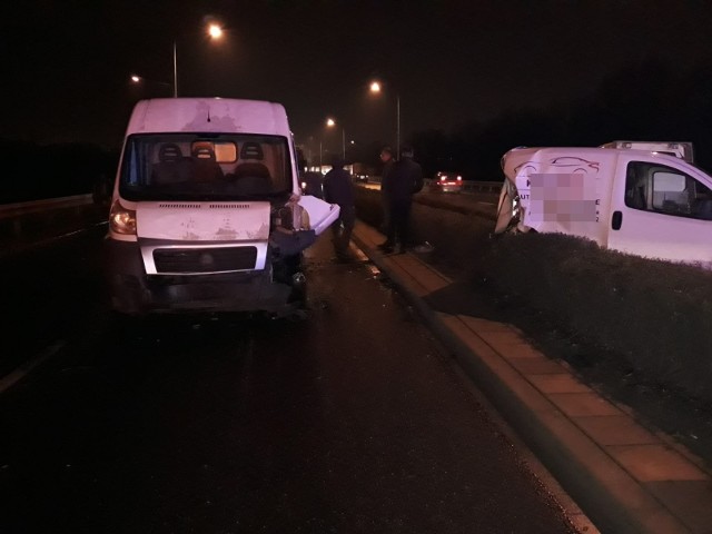 Według wstępnych ustaleń kierowca audi uderzył w citroena, który zatrzymał się z powodu awarii, a następnie w busa marki Fiat. Zepchniety przez audi bus zderzył się jeszcze z citroenem berlingo.