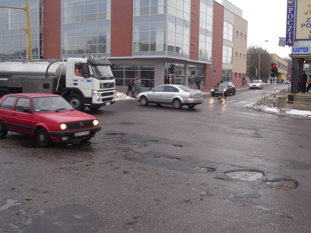 Główna ulica miasta - Wyszyńskiego - wygląda jakby przejechały po niej czołgi.