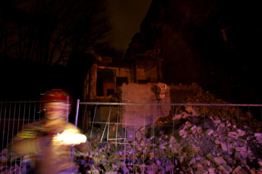 Pożar w kamienicy na Biskupiej Górce 27.11.2020. Zmarznięci bezdomni stracili kontrolę nad ogniem