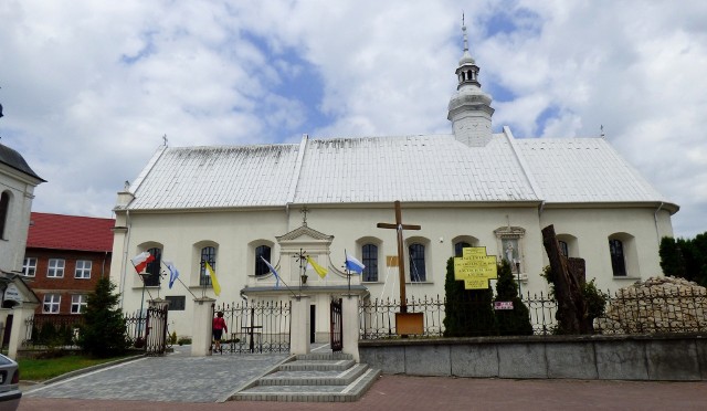 Kościół Podwyższenia Krzyża Świętego w Kazimierzy Wielkiej został wzniesiony w XVII wieku. Obecnie przechodzi rewitalizację.