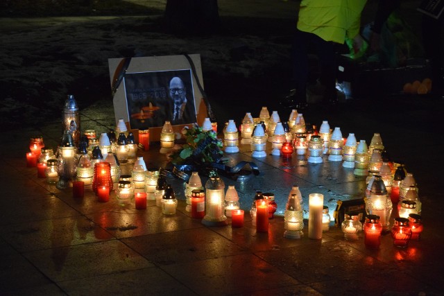 Na Kwadracie zapłonęło kilkadziesiąt zniczy ku pamięci Pawła Adamowicza.