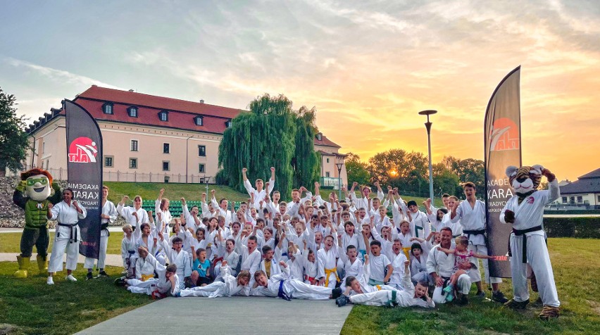 AKT Niepołomice-Kraków. Wiele atrakcji podczas 19. Letniej Akademii Karate. 70 uczestników obozu ZDJĘCIA