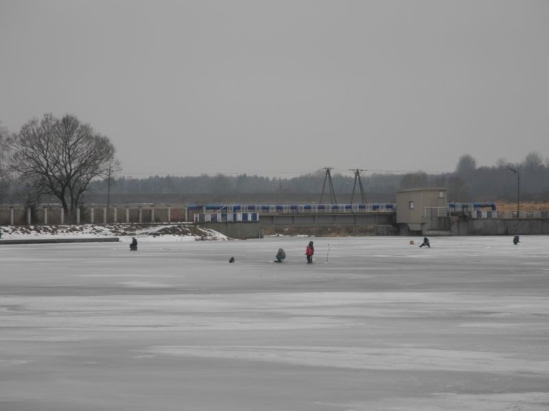 Zalew w Wasilkowie. Plusowe temperatury nie zniechęcają amatorów wędkowania podlodowego (wideo, zdjęcia)