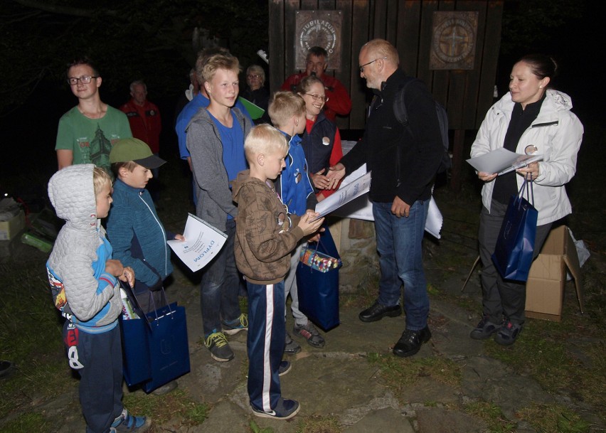 Odkryj Beskid Wyspowy. W sobotni wieczór wspięli się na Ćwilin, a w niedzielny poranek pokonali Łopusze Wschodnie