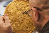 Londyn: Mennica Królewska stworzyła 10-kilogramową złotą monetę w hołdzie "Bestiom Królowej"
