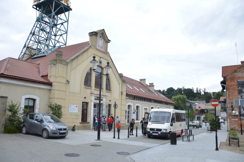 Dawno nie spotykany widok na ulicy Solnej w Bochni, w...