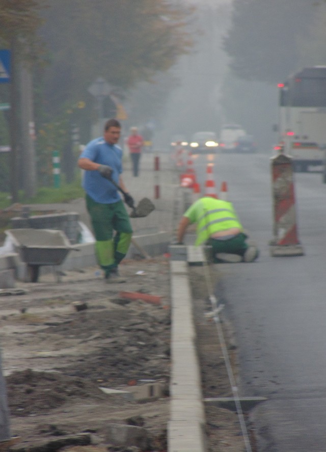 Prace przy ul. Beskidzkiej idą dość opornie. W poniedziałek i wtorek krawężniki układało tylko dwóch robotników