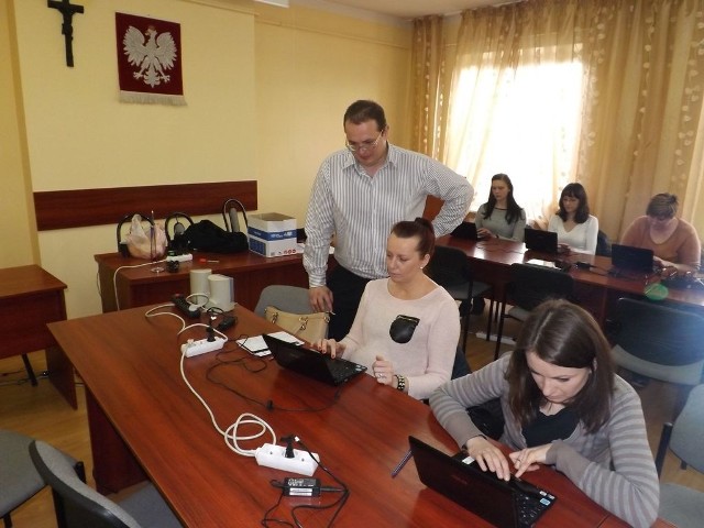 Obecnie uczestnicy projektu uczestniczą w szkoleniach z informatykiem.