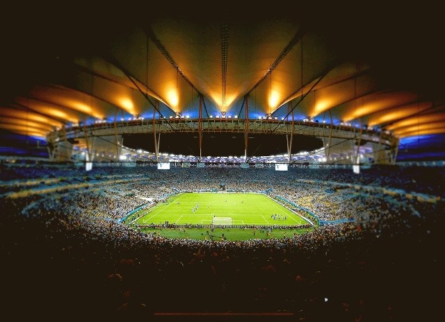 MARACANA pojemność: 78 639 ceremonia otwarcia i zamknięcia, piłka nożna Największa olimpijska arena w Rio. To stadion legendarny dla futbolu. Otwarty został z okazji mundialu w Brazylii w 1950 roku. Do niego należy piłkarski rekord frekwencji: mecz Brazylia - Urugwaj przed ponad pół wiekiem oglądało tu dokładnie 199 854 kibiców. Po przebudowie pojemność jest obecnie niemal trzykrotnie mniejsza, ale obiekt i tak robi niesamowite wrażenie. W sumie mecze piłkarskie turnieju olimpijskiego będą rozgrywane na siedmiu stadionach.