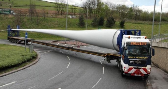 Transport gigantycznych śmigieł do turbin wiatrowych....