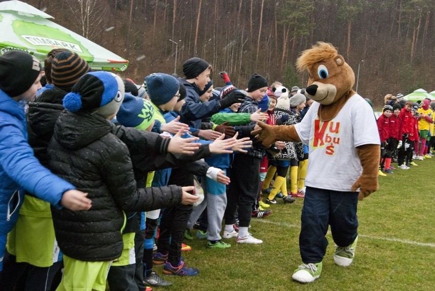 Turniej rozpoczęto zgodnie z planem na stadionie miejskim.