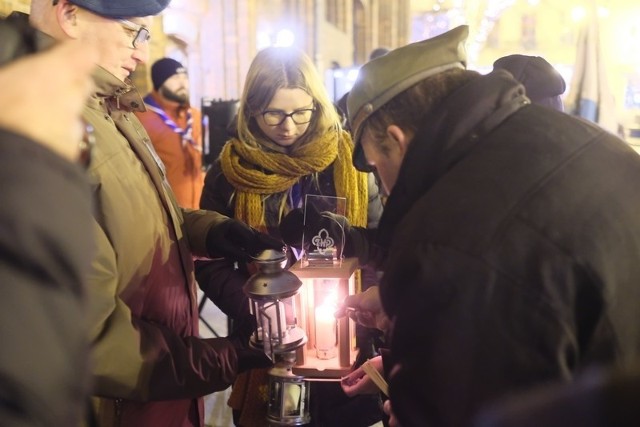 W środę wieczorem (19 grudnia) na Rynku Staromiejskim harcerze przekazali mieszkańcom Torunia Betlejemskie Światło Pokoju. Światło Pokoju to ogień, który płonie bezustannie w Grocie Narodzenia Jezusa Chrystusa w Betlejem. Akcję roznoszenia ognia po krajach i domach Europy zainicjowano po raz pierwszy w 1986 roku. Do Polski światełko przybywa ze Słowacji, skąd odbierają je polscy harcerze i roznoszą po całym kraju. Tegoroczna sztafeta Betlejemskiego Światła Pokoju odbywa się pod hasłem „W Tobie jest światło”.  LICZ SIĘ ZE ŚWIĘTAMI - MIKOŁAJ DO WYNAJĘCIA.