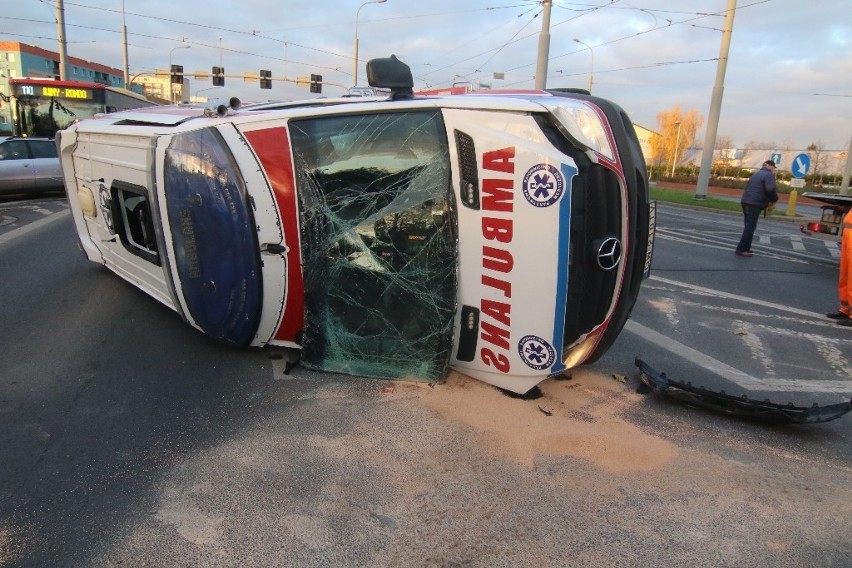 Wrocław: Rozpędzona karetka staranowała auto na skrzyżowaniu. Jedna osoba została ranna [ZDJĘCIA]