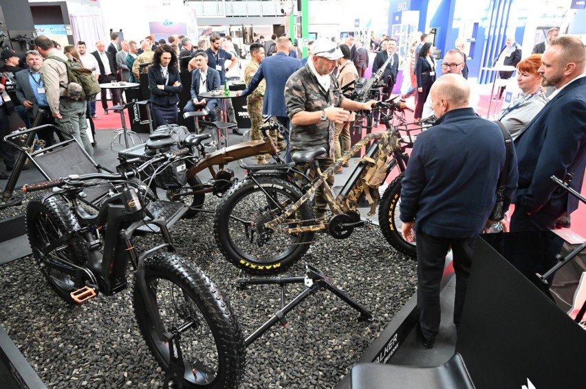 Elektryczne rowery dla wojska na Międzynarodowym Salonie Przemysłu Obronnego Targach Kielce. Robią wrażenie! Zobaczcie zdjęcia i film