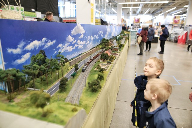 Miłośnicy kolei mają co podziwiać w ten weekend: kilkanaście metrów makiety z kursującymi miniaturowymi pociągami!Zobacz zdjęcia -->