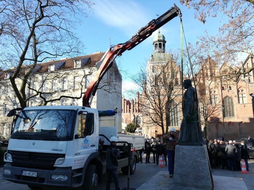 Pomnik księdza Jankowskiego został ostatecznie zdemontowany w piątek 8 marca 2019 roku