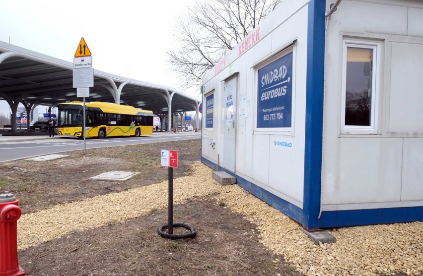 Kontener przy dworcu autobusowym przy Sądowej w Katowicach