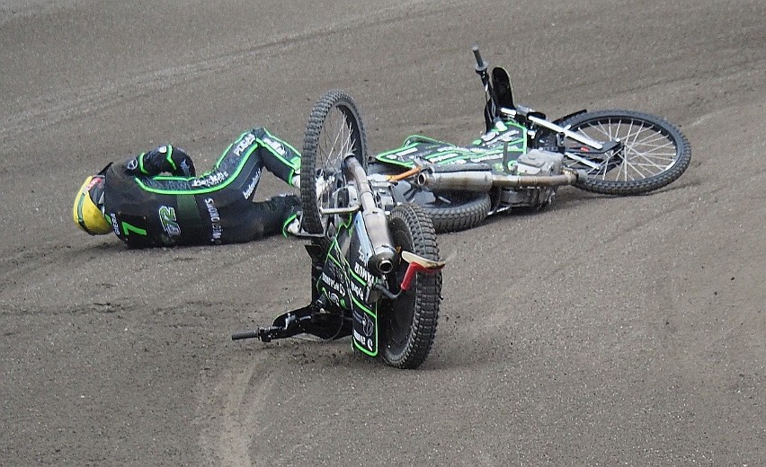 Groźny wypadek na Moto Arenie w Łodzi. Przejechał po nim kolega z drużyny. Młodego żużlowca do szpitala odwiozła karetka. Zdjęcia