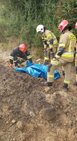 Iwanowice. Rolnik uszkodził sieć gazową w polu. Sytuacja była poważna. Wezwano straż pożarną i pogotowie gazowe, ewakuowano ludzi 