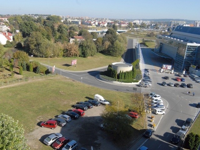 Plac, na którym ma powstać nowy parking kiedyś zajmował budynek pizzeri Graffiti. Zmieści się na nim ok. 80 samochodów.