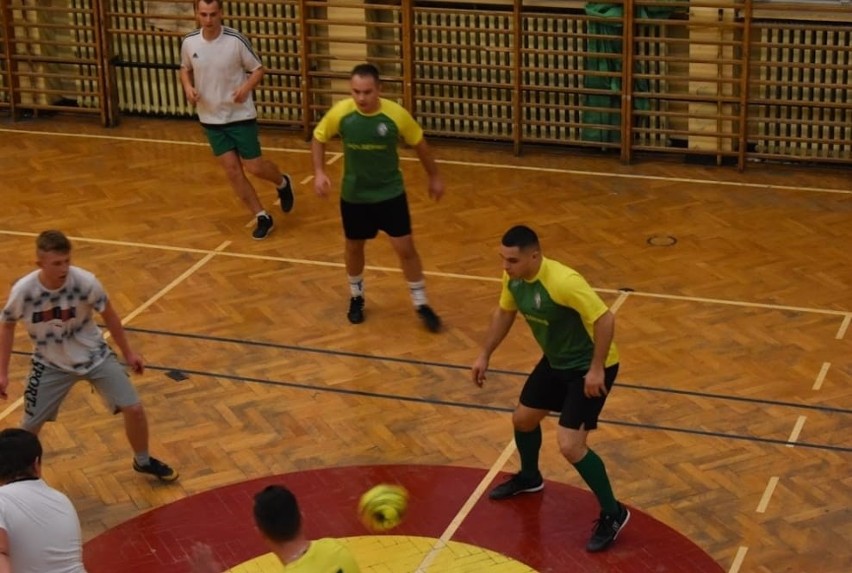 Pierwszy Mikołajkowy Turniej Halowej Piłki Nożnej Służb Ratowniczych o Puchar Burmistrza Zawichostu. Zobacz zdjęcia 