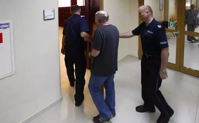 56-letni Yaakov M. (na zdjęciu) przyszedł wczoraj do sądu konwojowany przez policjantów. Od dwóch lat siedzi w areszcie.