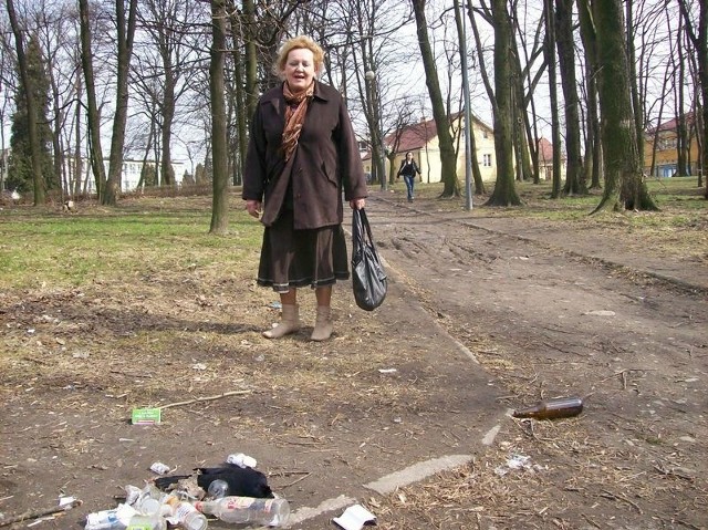 - Zwykle w parku jest czyściej, ale teraz jest wyjątkowo brudno &#8211; mówi Barbara Zajączkowska, przechodząca przez park w Przysusze. Wśród leżących śmieli leży zdechła wrona.