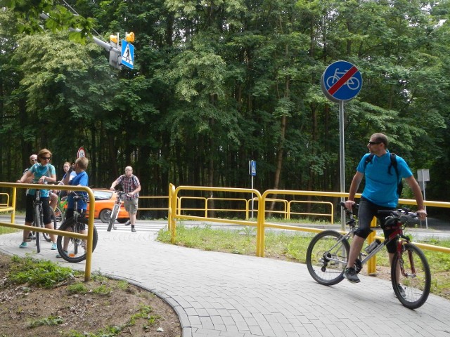 Popularna ścieżka rowerowa Bydgoszcz - Koronowo przechodzi z jednej na drugą stronę ruchliwej drogi krajowej nr 25. I właśnie tak powinni zachowywać się rowerzyści - przeprowadzając jednoślady.